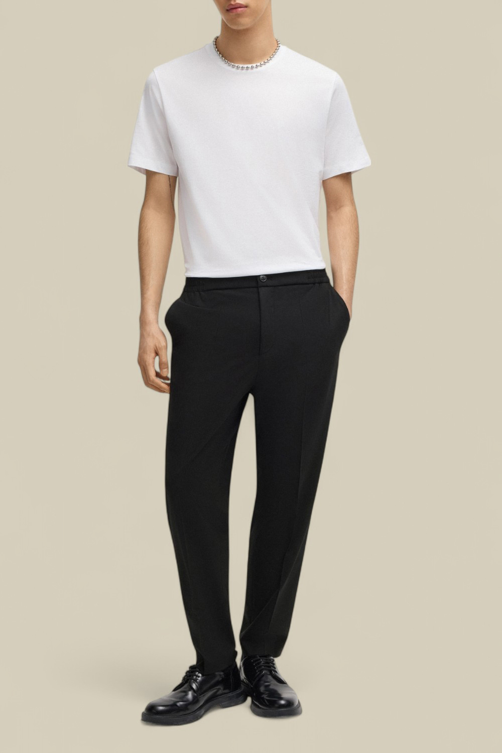 תמונת כל הלוק של מכנסיים מחויטים